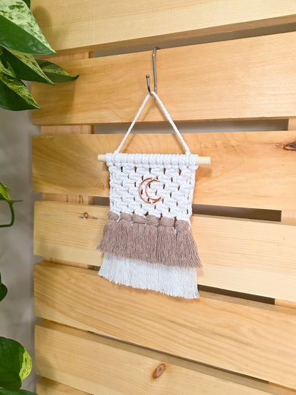 Mini tenture murale Luna en macramé, lune or rose