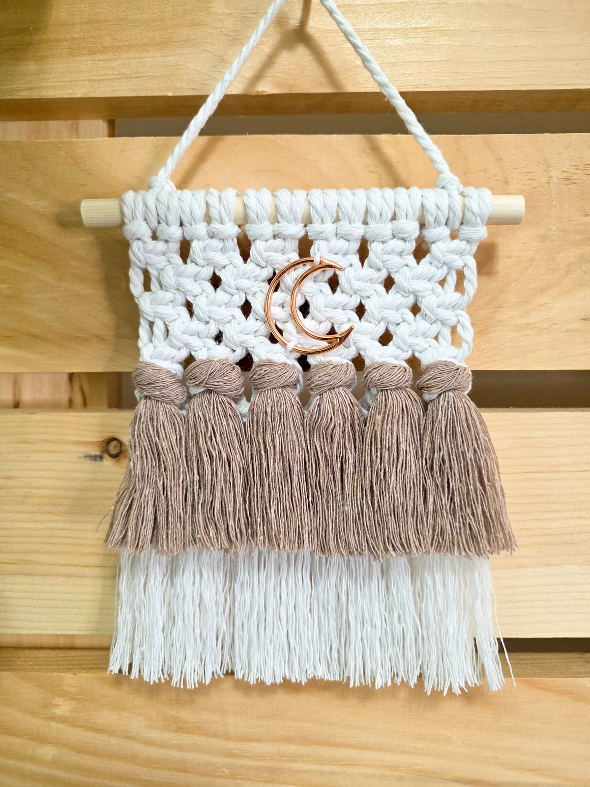 Mini tenture murale Luna en macramé, lune or rose