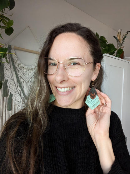Boucles d'oreilles en macramé sur base en bois longue, couleur vert forêt et crochet or