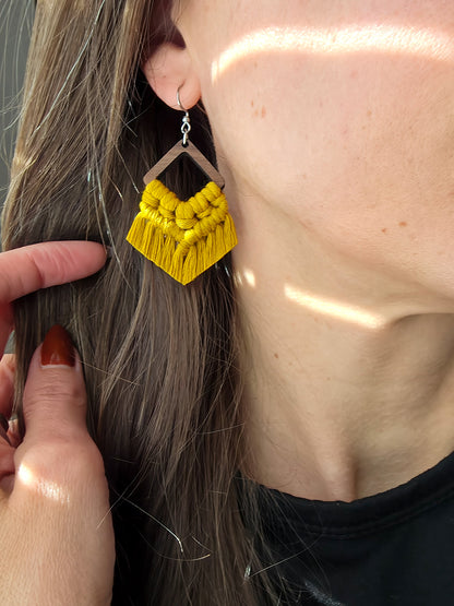 Boucles d’oreilles Élina en bois de noyer – format petit, couleur jaune épicé et argent