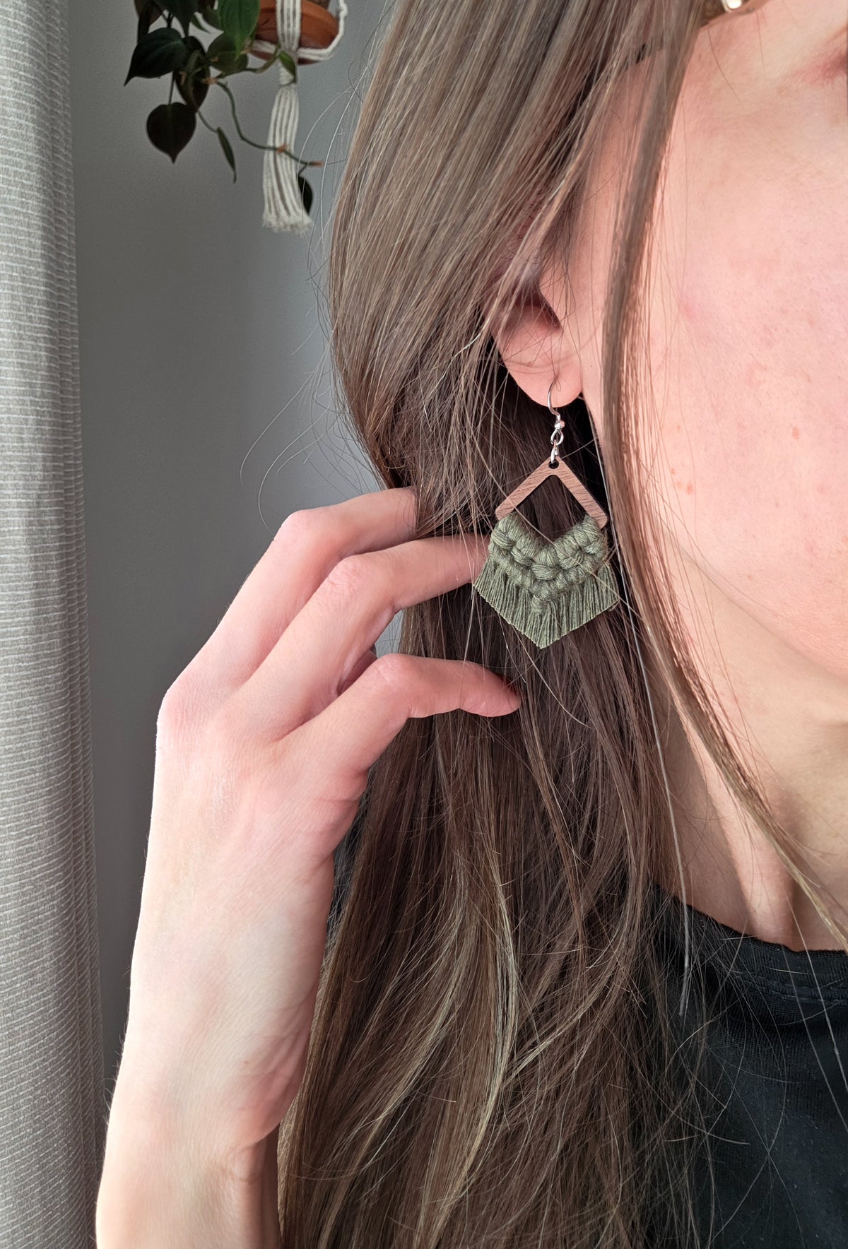 Boucles d’oreilles Élina en bois de noyer – format petit, couleur olive et argent