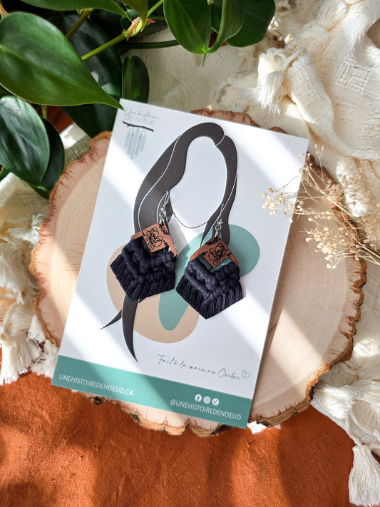 Boucles d’oreilles Flora en macramé et bois – Format petit, couleur noir et argent