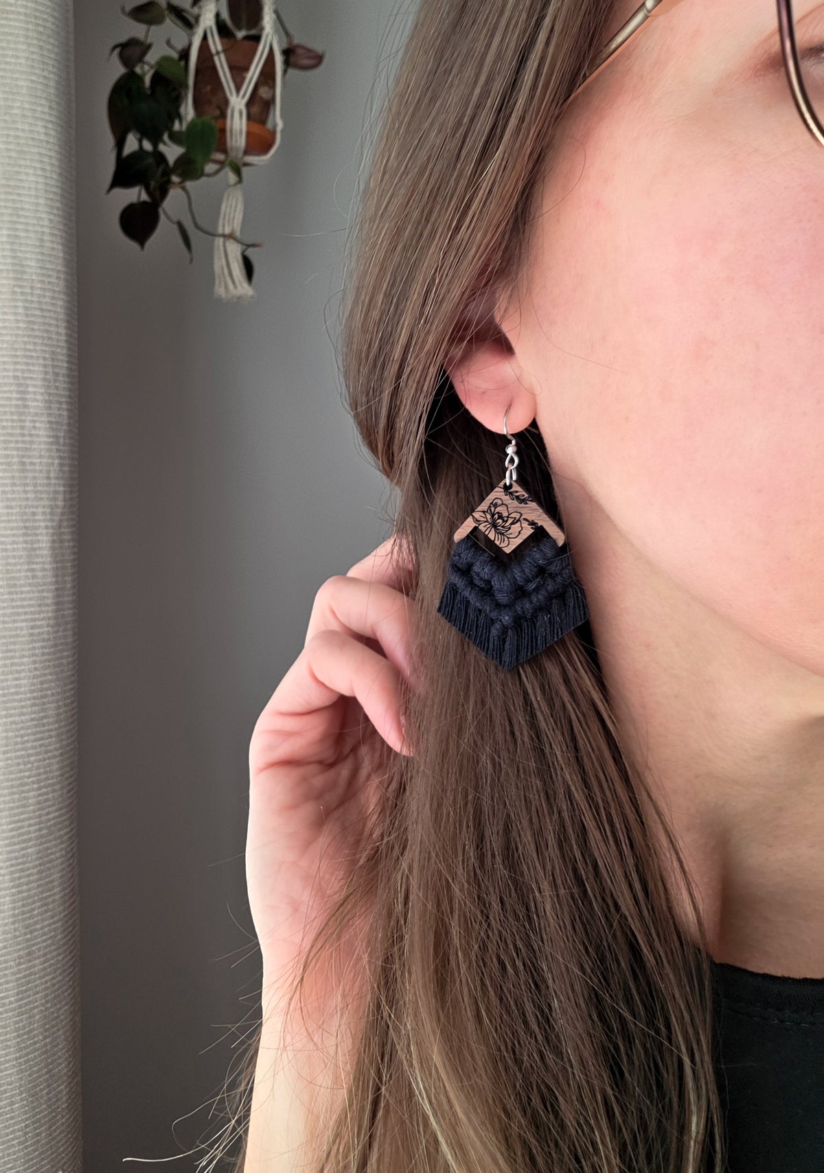 Boucles d’oreilles Flora en macramé et bois – Format petit, couleur noir et argent