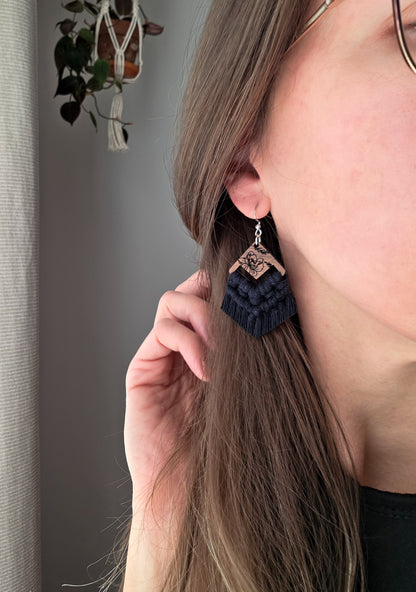 Boucles d’oreilles Flora en macramé et bois – Format petit, couleur noir et argent