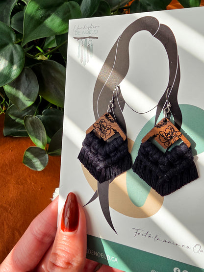 Boucles d’oreilles Flora en macramé et bois – Format petit, couleur noir et argent