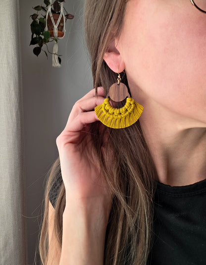 Boucles d’oreilles Sorel en bois de noyer – Format grand, jaune épicé et or