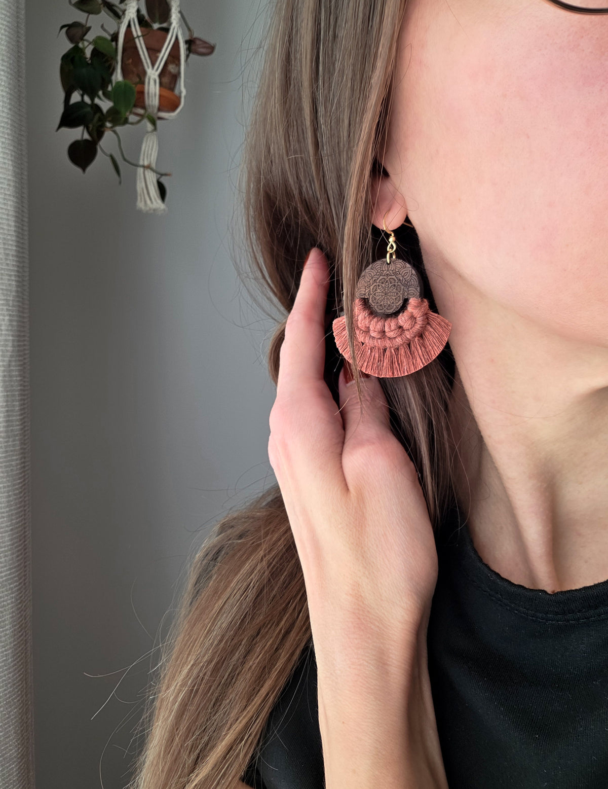Boucles d’oreilles Mandala en bois de noyer – format petit, couleur cannelle et or