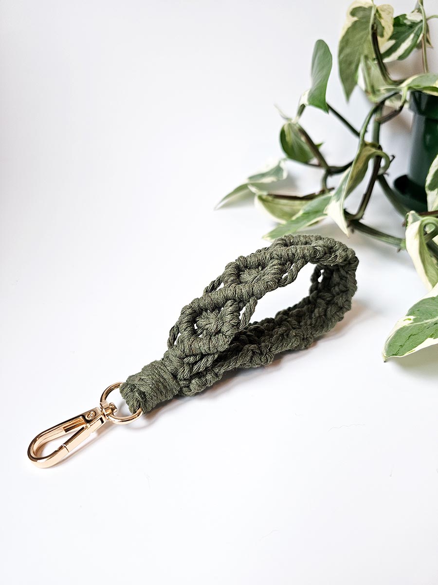 Porte-clés de poignet large en macramé