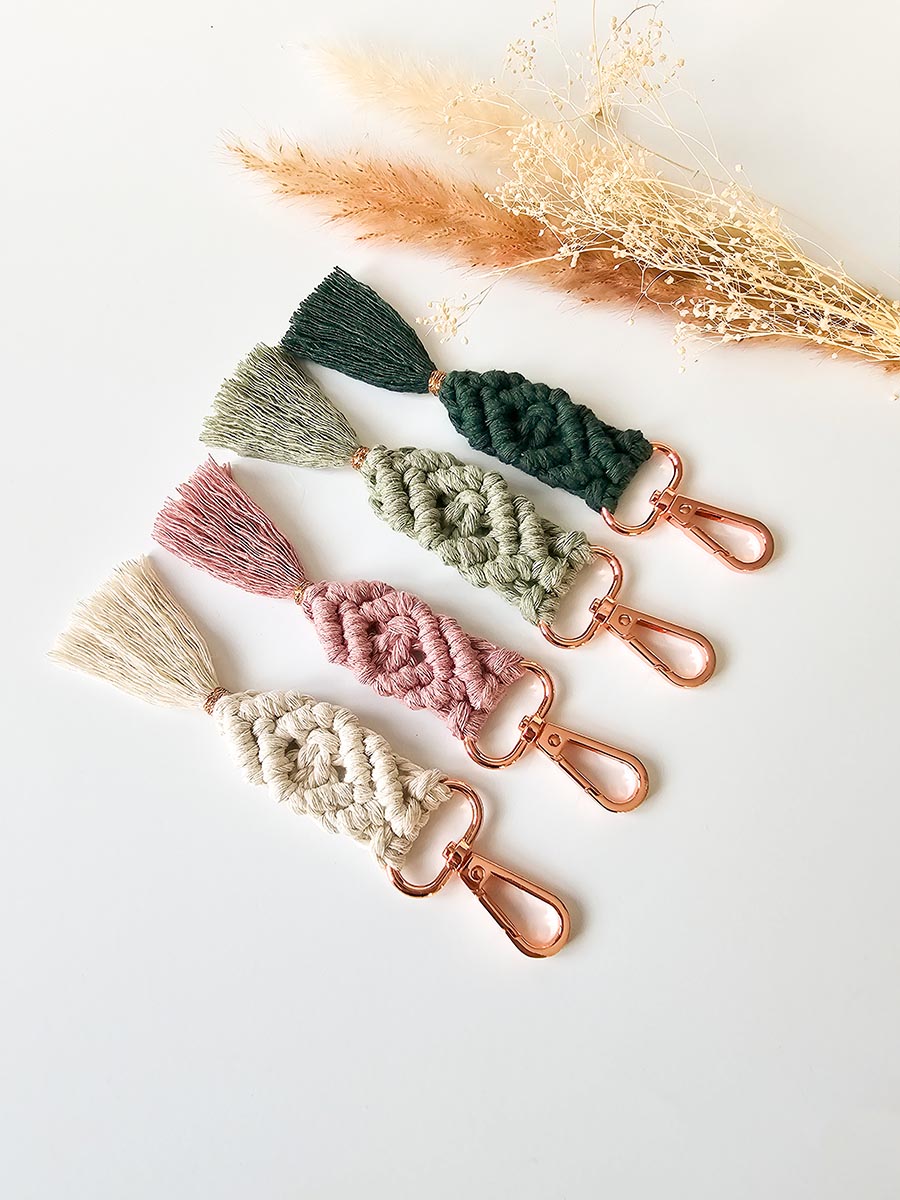 Porte-clés en macramé pince or rose