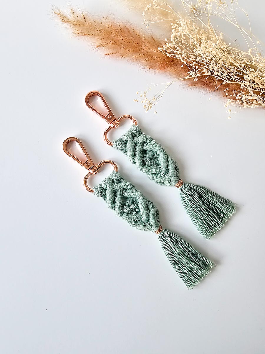 Porte-clés en macramé pince or rose