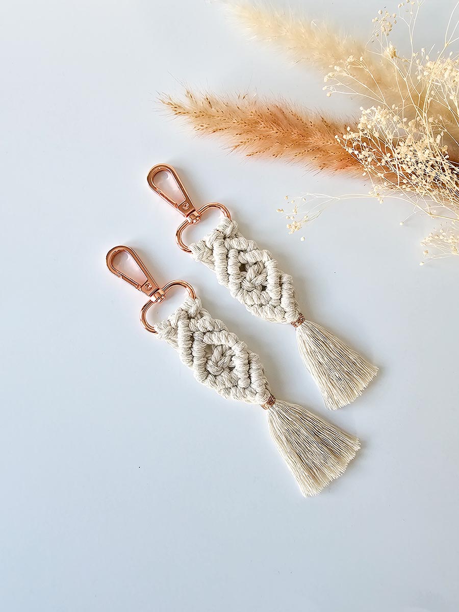 Porte-clés en macramé pince or rose