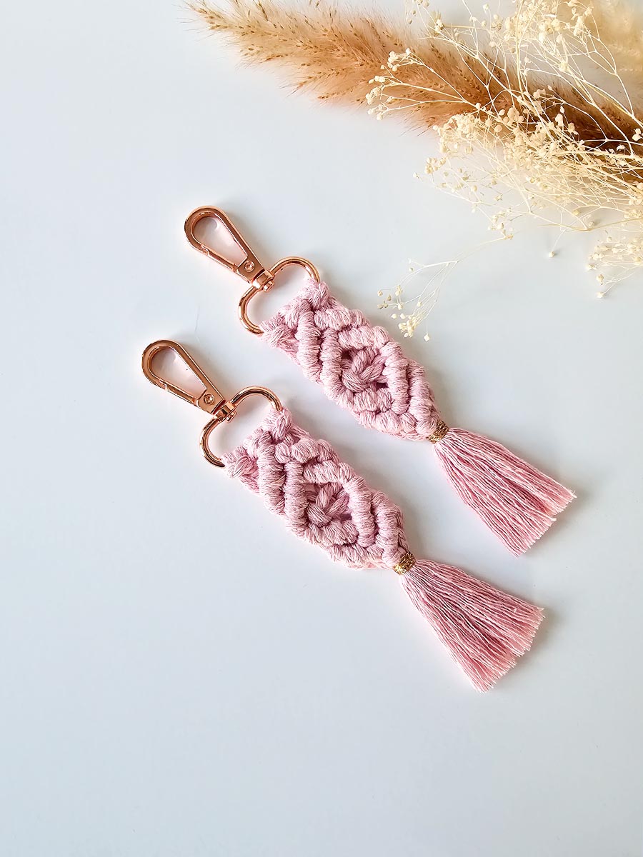 Porte-clés en macramé pince or rose