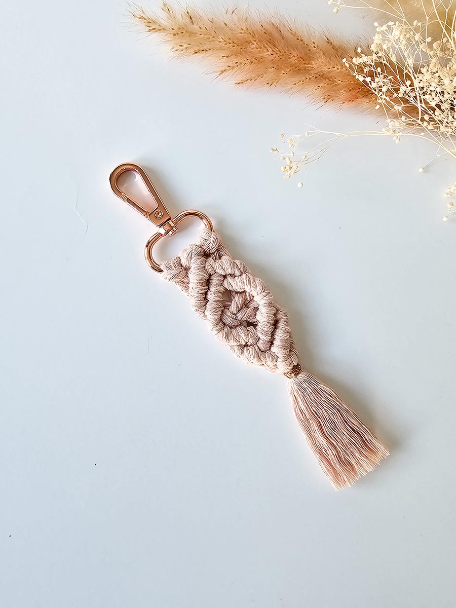 Porte-clés en macramé pince or rose