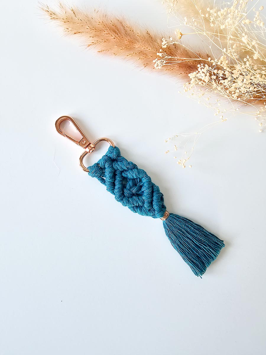 Porte-clés en macramé pince or rose