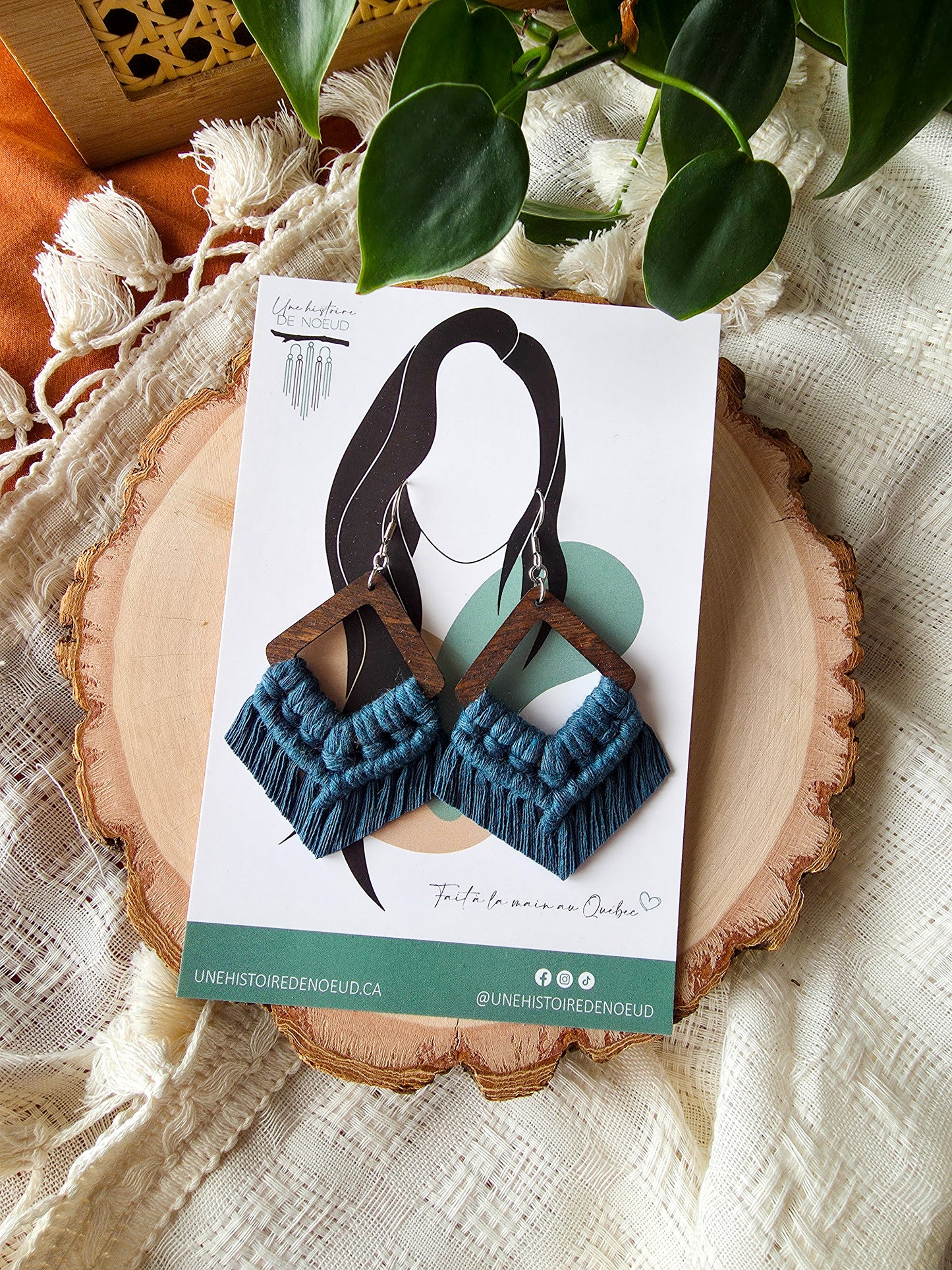 Boucles d’oreilles Élina – Macramé bohème, couleur bleu foncé et argent