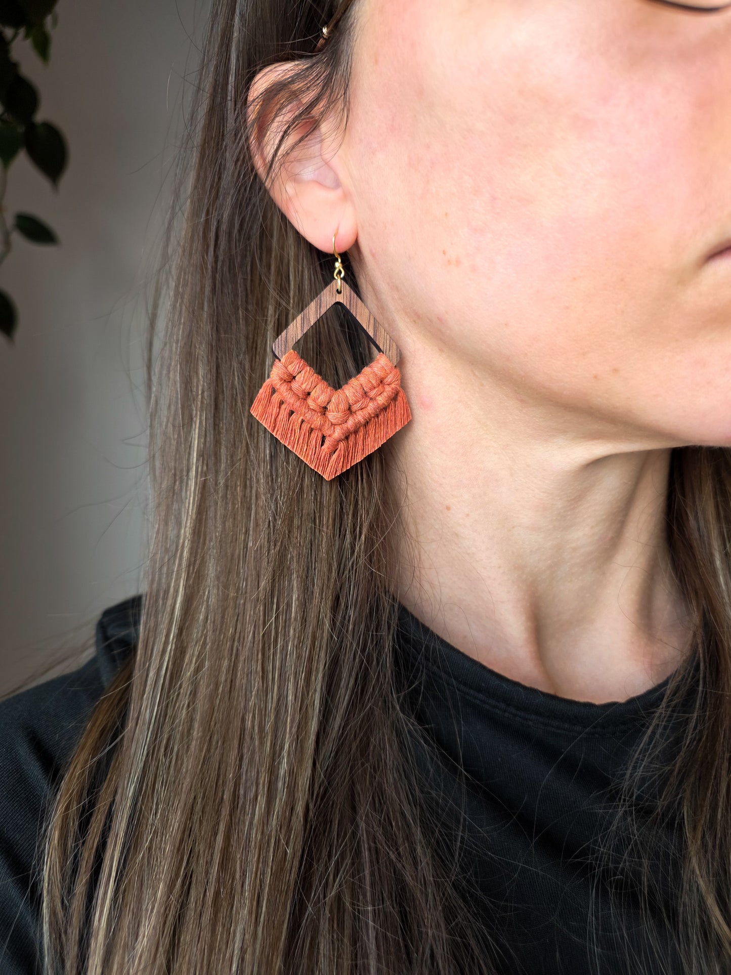 Boucles d’oreilles Élina en bois de noyer – Macramé bohème, couleur terracota et or