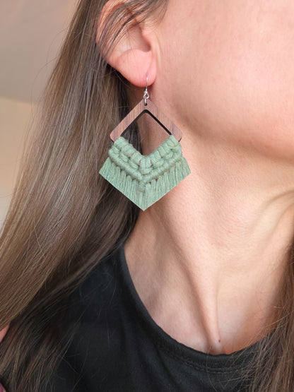 Boucles d’oreilles Élina en bois de noyer – Couleur eucalyptus et argent
