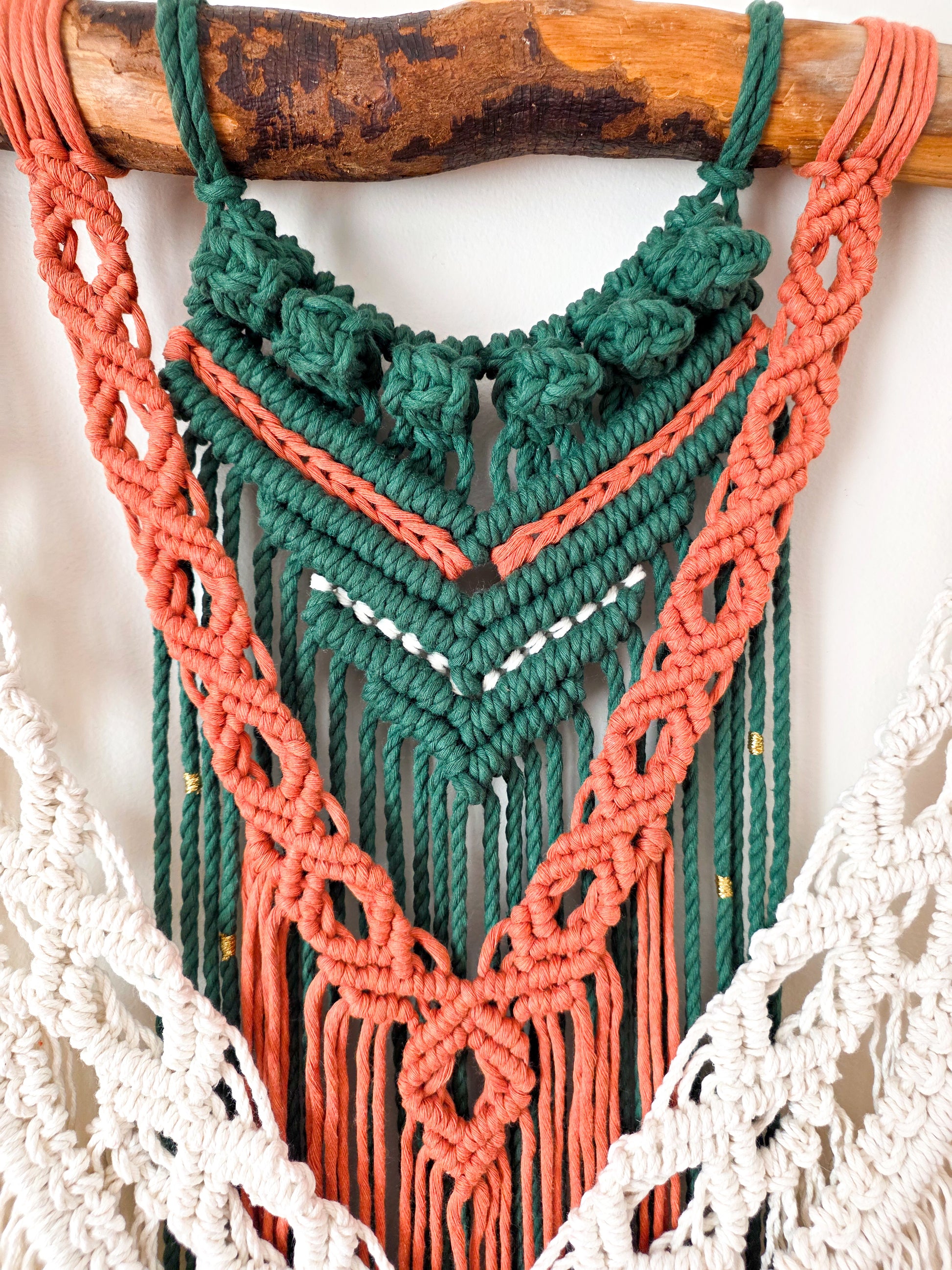 Macramé mural Kaïa en décoration de chambre au-dessus d'un lit – ambiance bohème chaleureuse