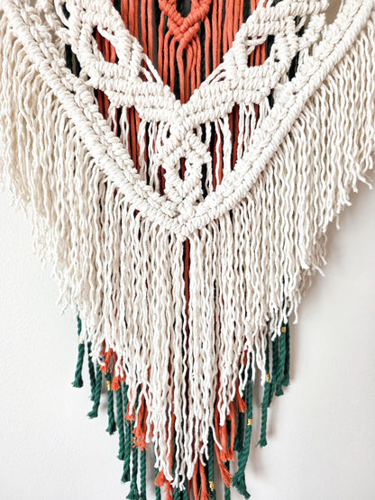 Gros plan sur les nœuds de macramé ivoire et terracotta du mural Kaïa – détail artisanal fait main, Une Histoire De Noeud