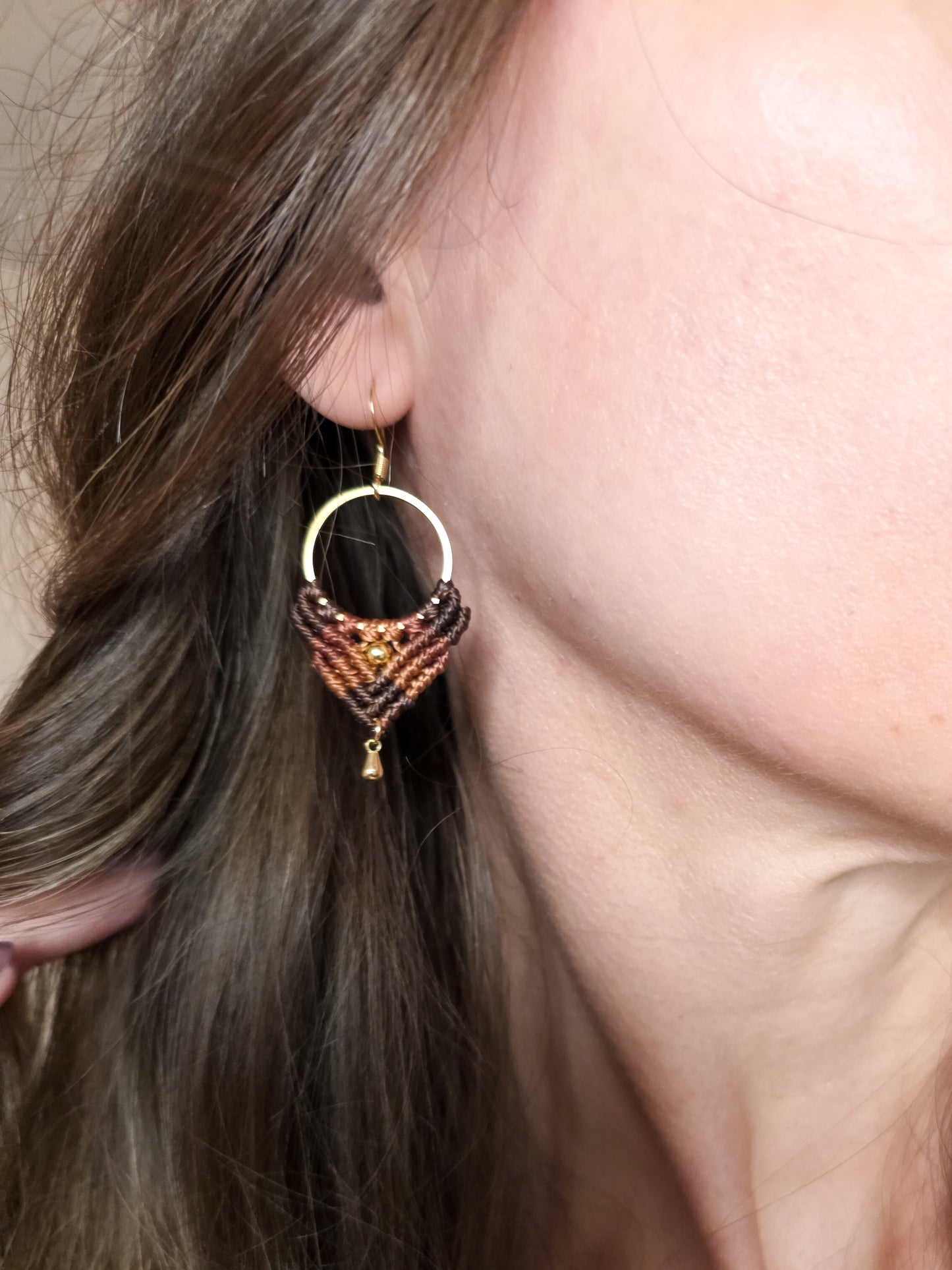 Boucles d’oreilles Ankaa – Micro-macramé bohème, chocolat, terracota et caramel