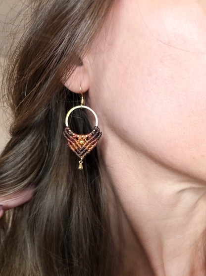 Boucles d’oreilles Ankaa – Micro-macramé bohème, chocolat, terracota et caramel
