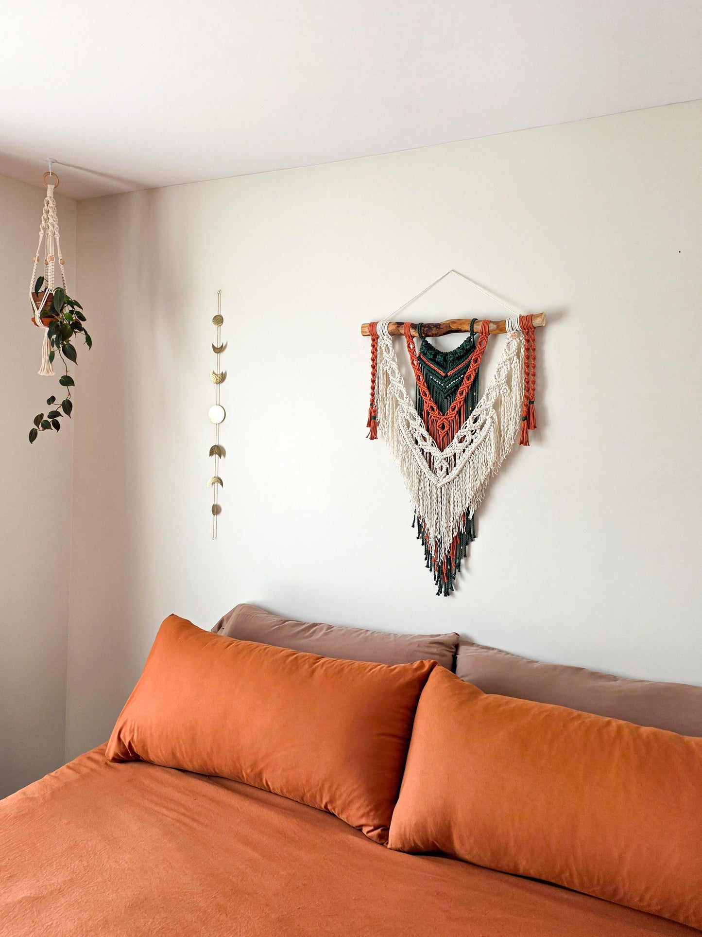 Macramé mural Kaïa fait main, tons ivoire, terracotta et vert sapin sur bois flotté – UneHistoireDeNoeud