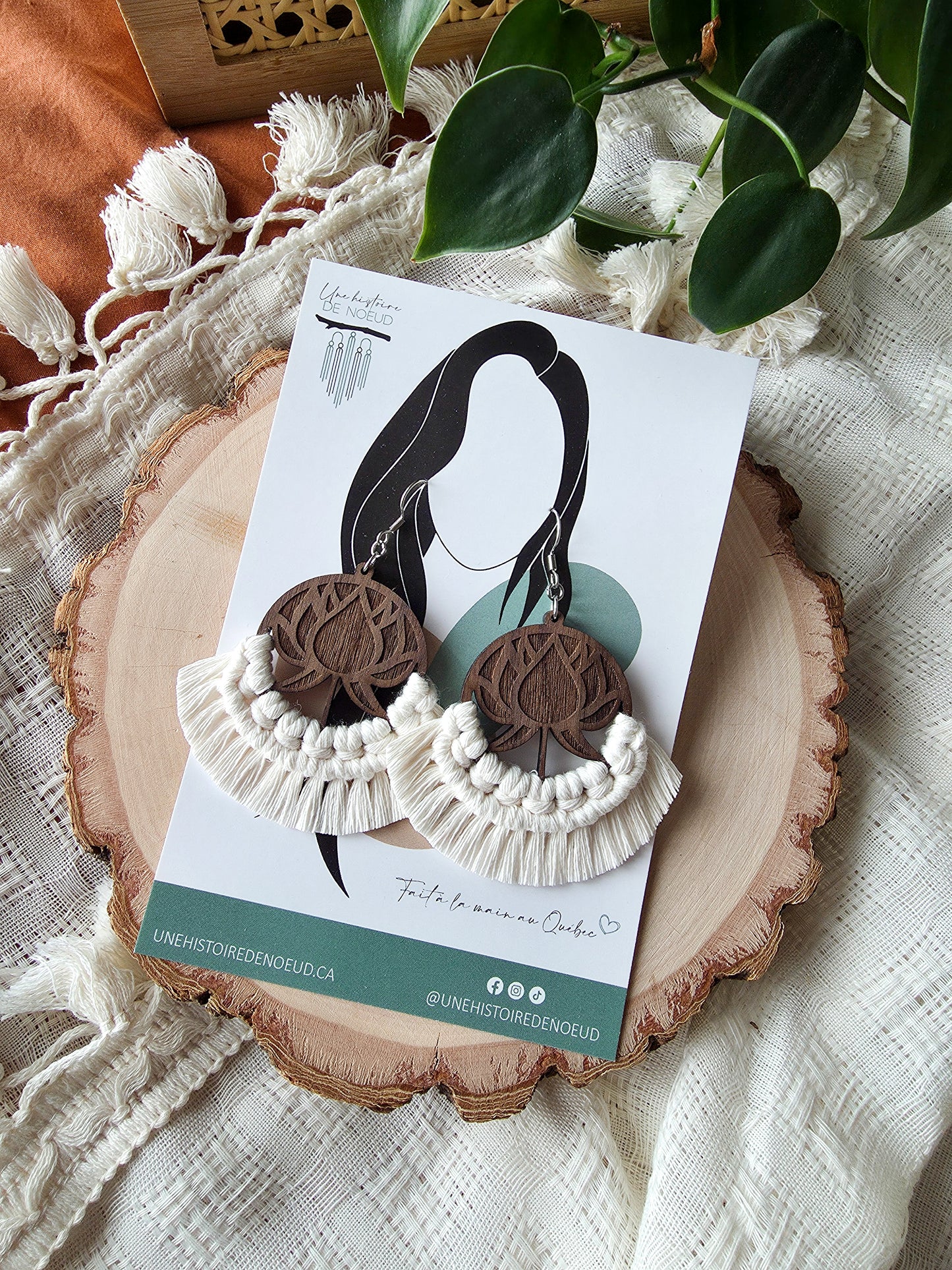 Boucles d’oreilles Lotus – Macramé bohème, couleur naturel et argent