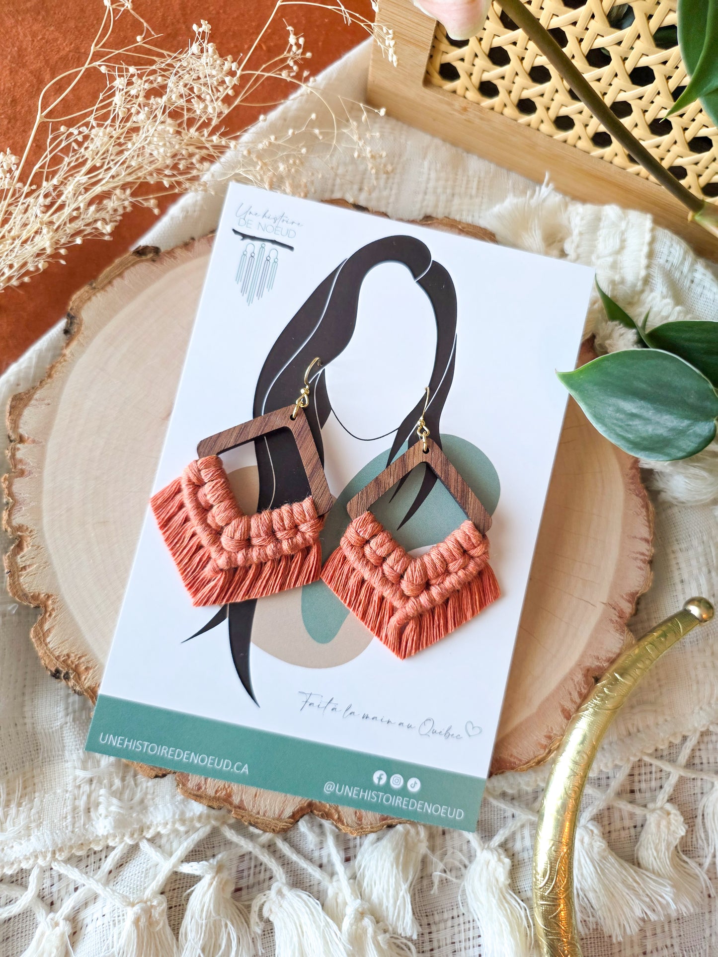 Boucles d’oreilles Élina en bois de noyer – Macramé bohème, couleur terracota et or