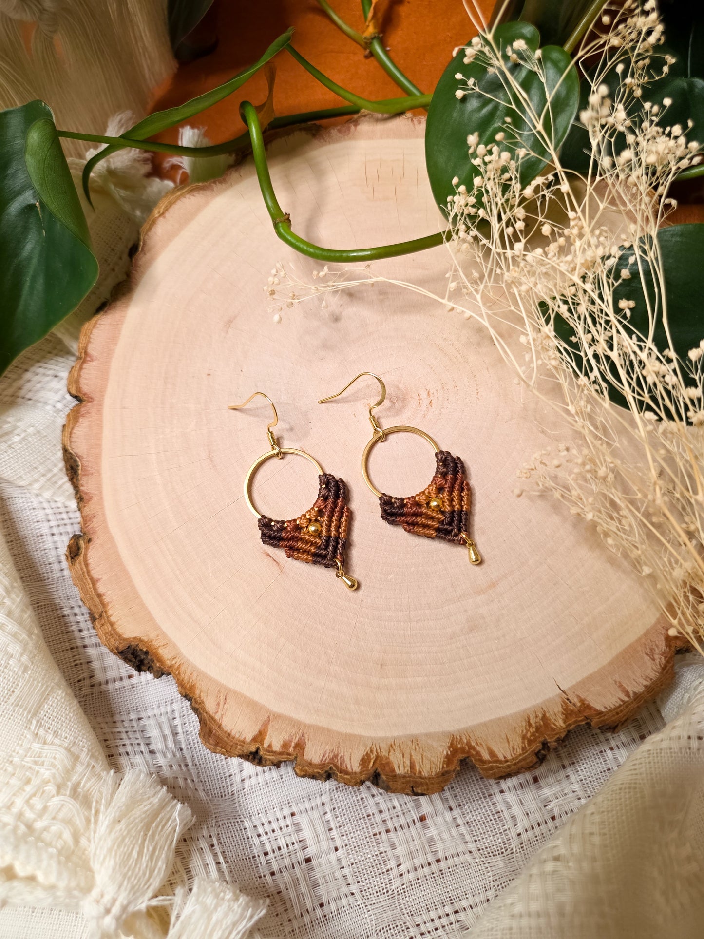 Boucles d’oreilles Ankaa – Micro-macramé bohème, chocolat, terracota et caramel