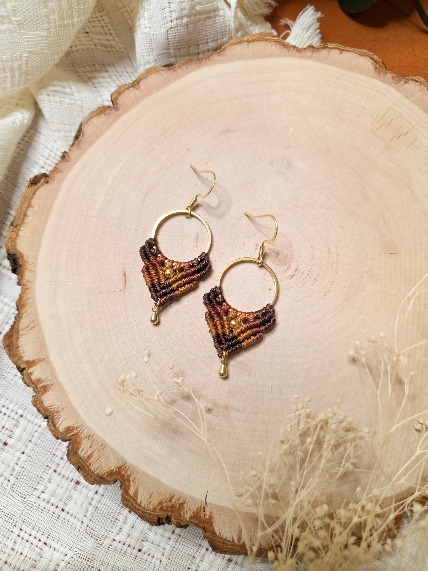 Boucles d’oreilles Ankaa – Micro-macramé bohème, chocolat, terracota et caramel