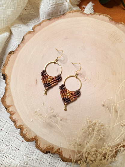 Boucles d’oreilles Ankaa – Micro-macramé bohème, chocolat, terracota et caramel