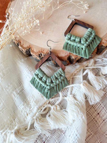 Boucles d’oreilles Élina en bois de noyer – Couleur eucalyptus et argent