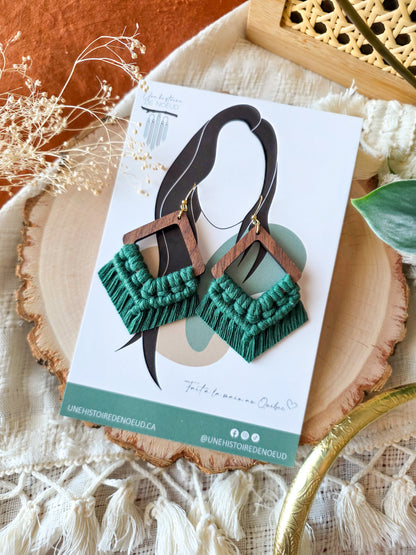 Boucles d’oreilles Élina en bois de noyer – Macramé bohème, couleur vert forêt et argent