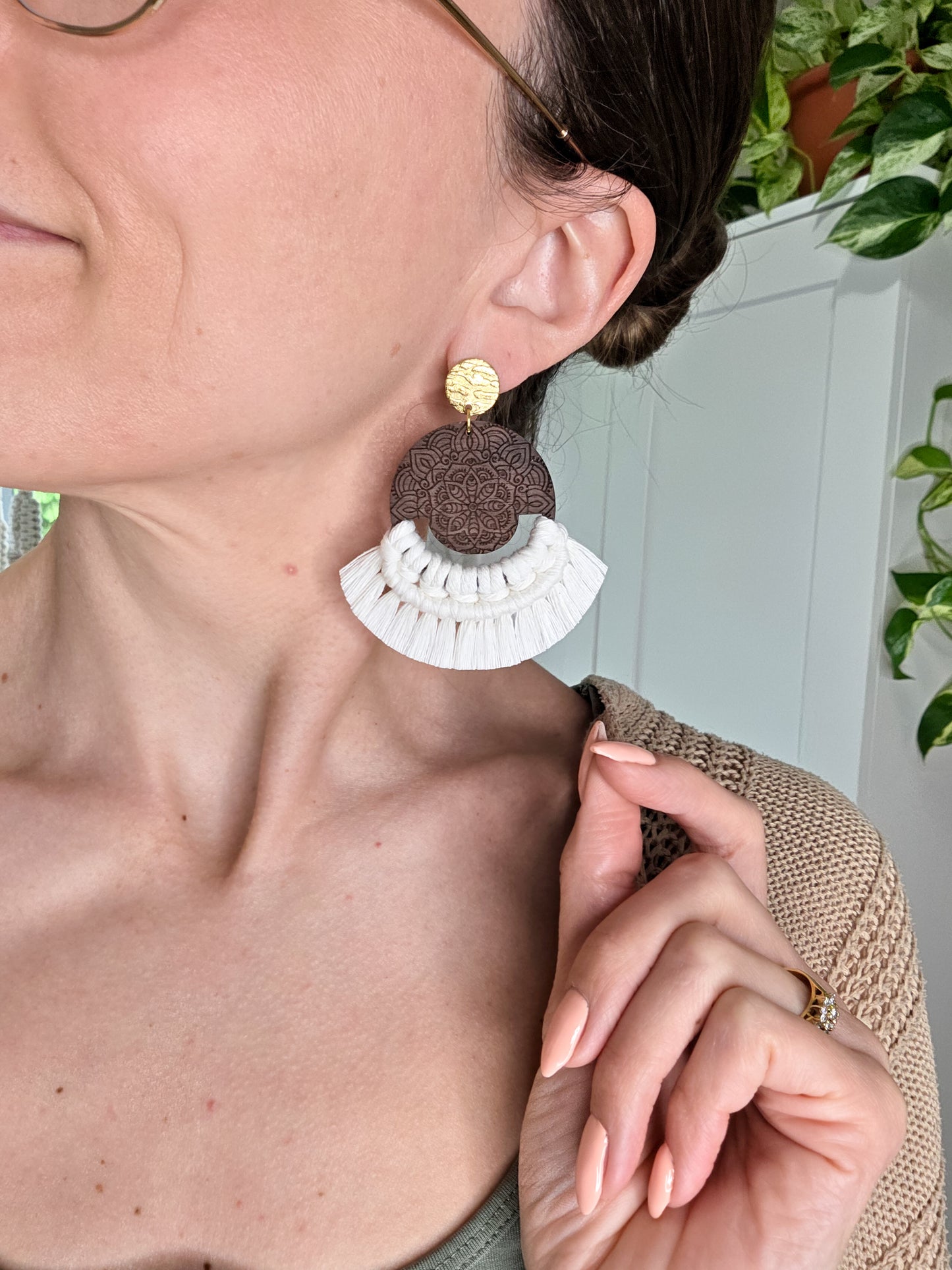 Boucles d’oreilles grand Mandala en bois de noyer – Macramé bohème, couleur naturel et or