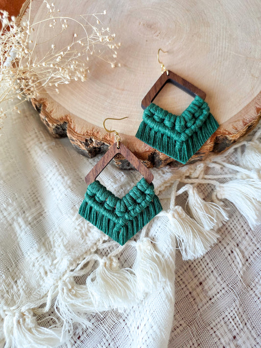 Boucles d’oreilles Élina en bois de noyer – Macramé bohème, couleur vert forêt et or