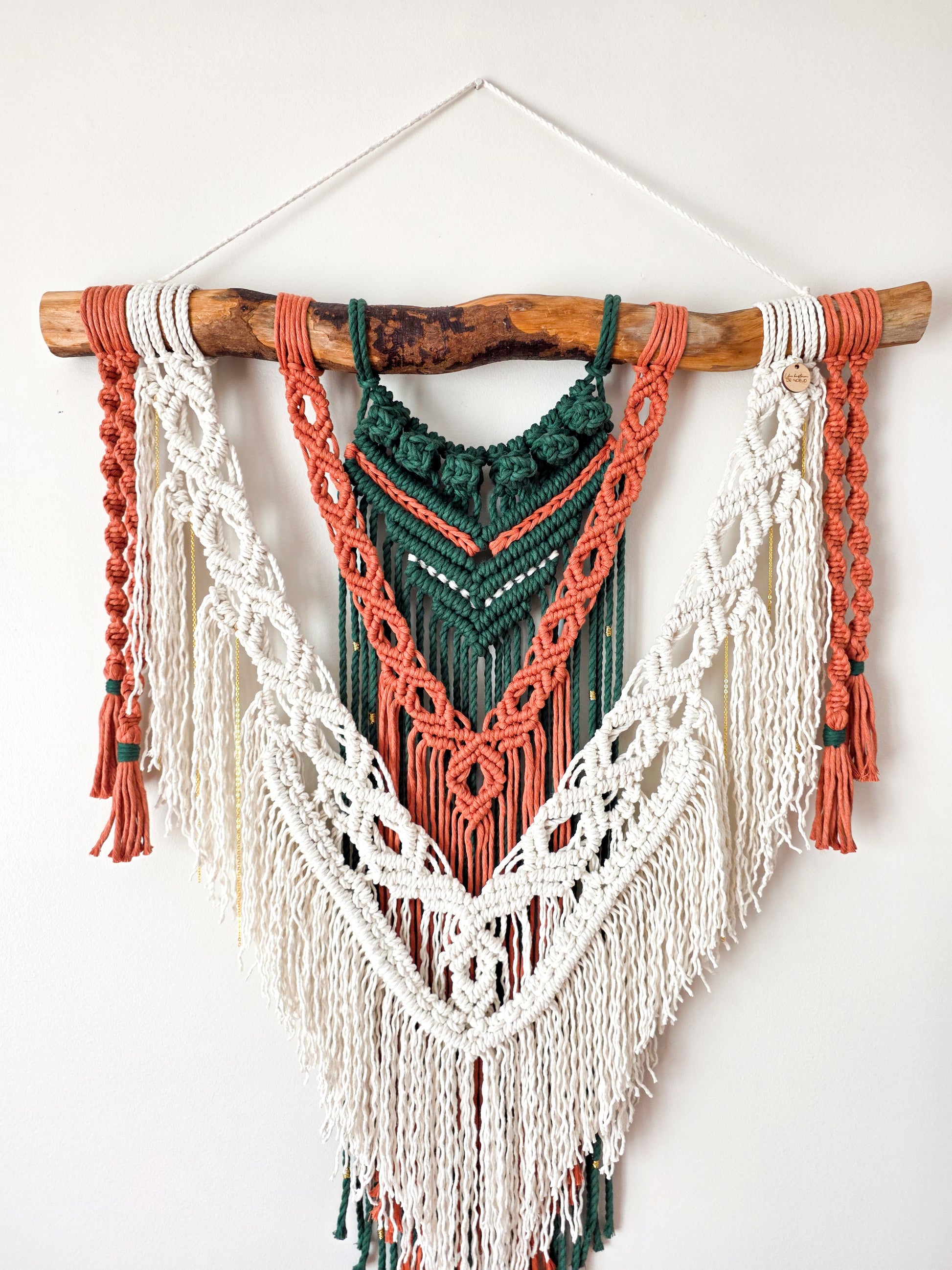 Macramé mural Kaïa en décoration de chambre au-dessus d'un lit – ambiance bohème chaleureuse