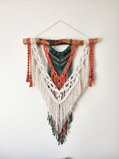 Macramé mural Kaïa en situation sur mur blanc – décoration bohème fait main, 22,5 x 33 pouces