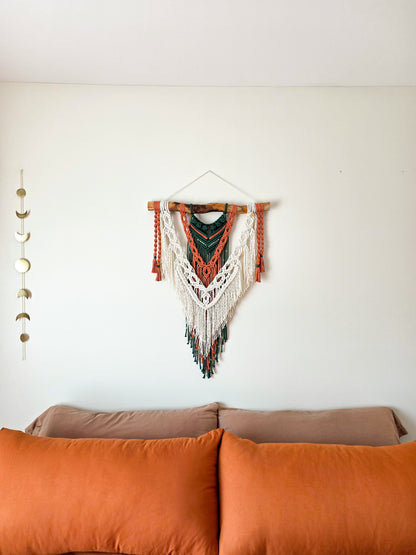 Macramé mural Kaïa – décoration bohème artisanale suspendue sur branche de bois flotté du Saint-Laurent