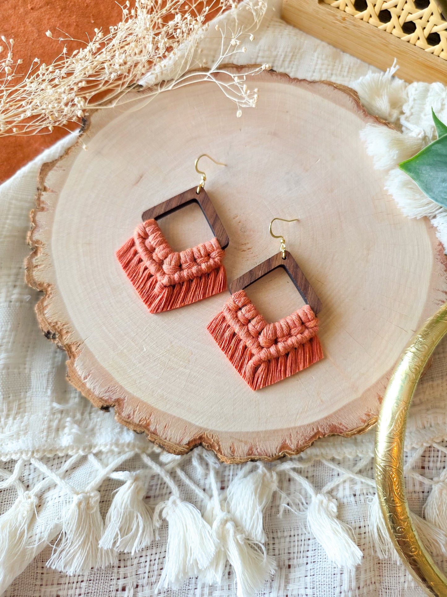 Boucles d’oreilles Élina en bois de noyer – Macramé bohème, couleur terracota et or