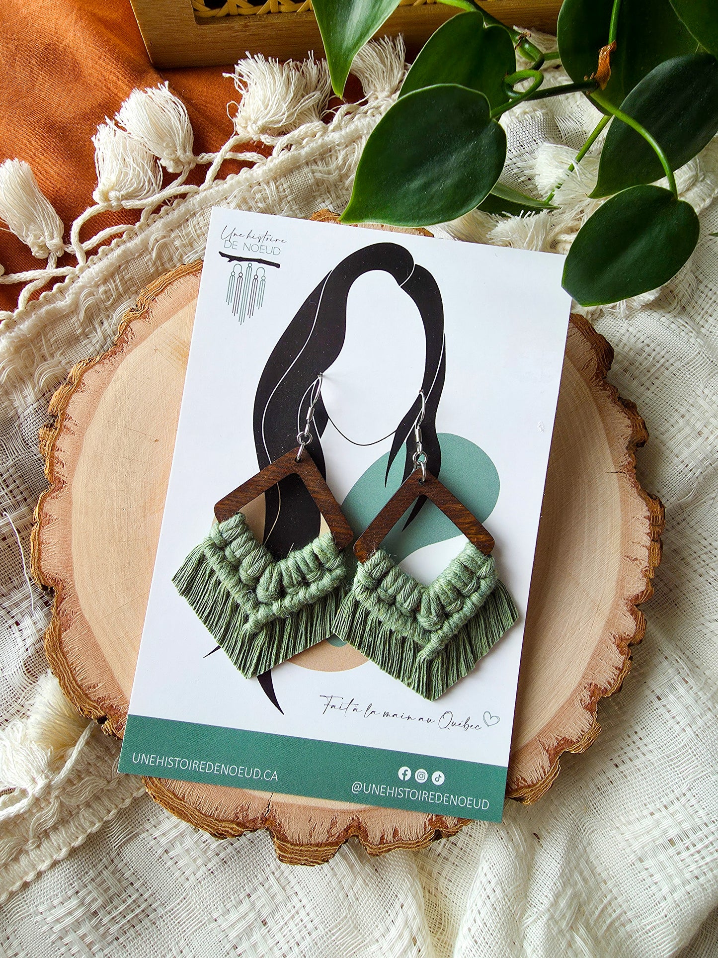 Boucles d’oreilles Élina – Macramé bohème, couleur eucalyptus et argent