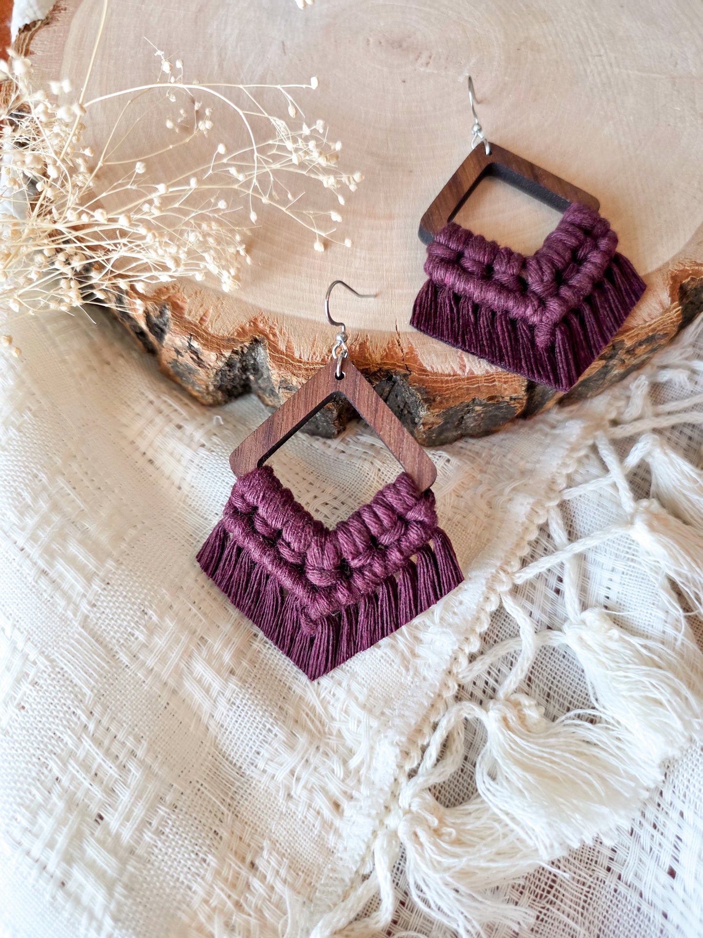 Boucles d’oreilles Élina en bois de noyer – Macramé bohème, couleur prune et argent