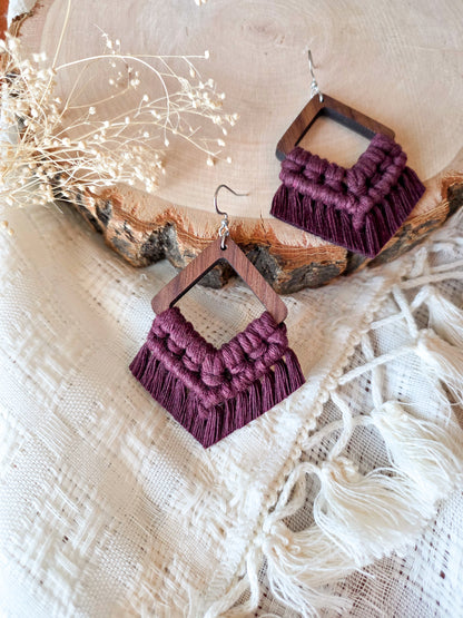 Boucles d’oreilles Élina en bois de noyer – Macramé bohème, couleur prune et argent