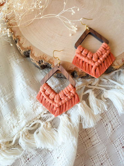 Boucles d’oreilles Élina en bois de noyer – Macramé bohème, couleur terracota et or