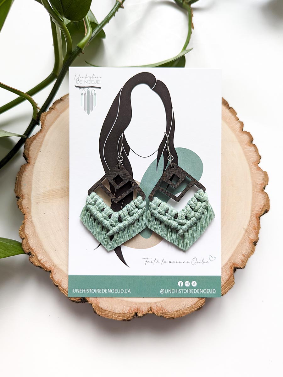 Boucles d'oreilles couleur aloes, en macramé fait à la main à Donnacona, Québec, Une Histoire De Noeud
