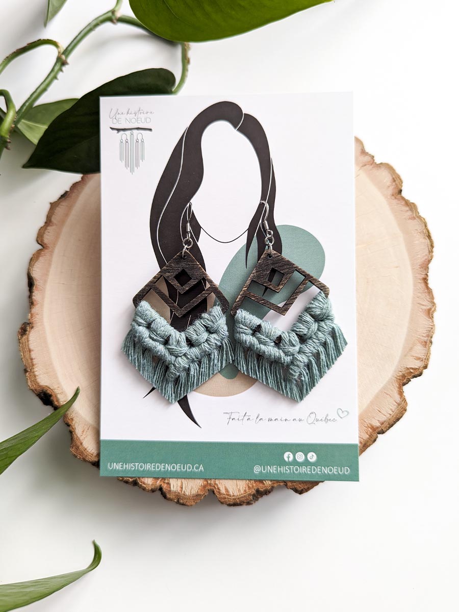 Boucles d'oreilles couleur écume de mer, crocher argent, en macramé fait à la main à Donnacona, Québec, Une Histoire De Noeud