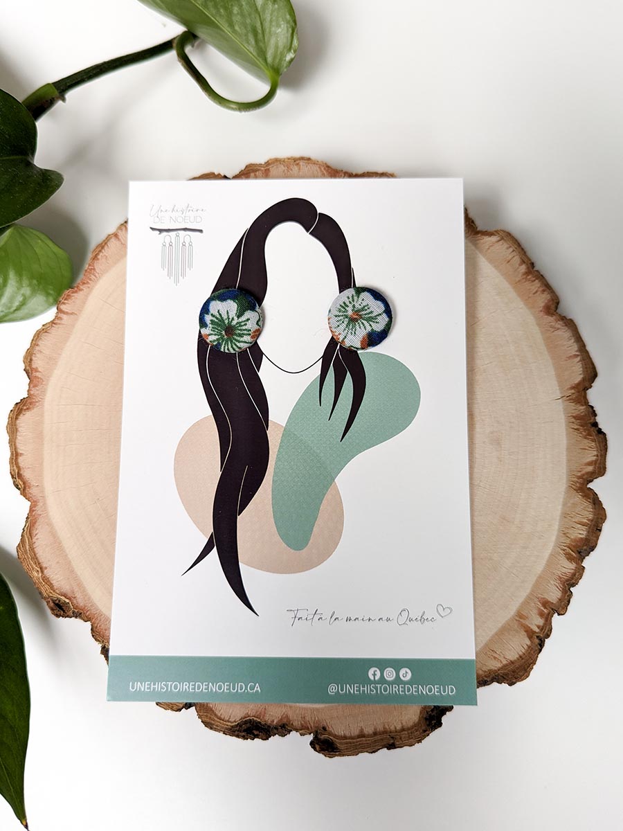 Une Histoire De Noeud X Pic & Clip, boucles d'oreilles 19mm, couleur fleur blanche fond bleu|Une Histoire De Noeud X Pic & Clip, boucles d'oreilles 19mm, couleur noir fleuri rose|Une Histoire De Noeud X Pic & Clip, boucles d'oreilles 19mm, couleur jaune, Joh