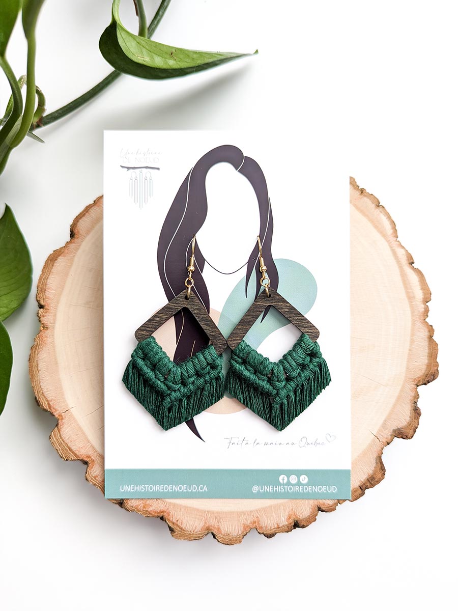 boucles d'oreilles vert forêt, crochet or, une histoire de noeud Donnacona Québec|Photo grandeur base en bois, une histoire de noeud, donnacona québec_2=3
